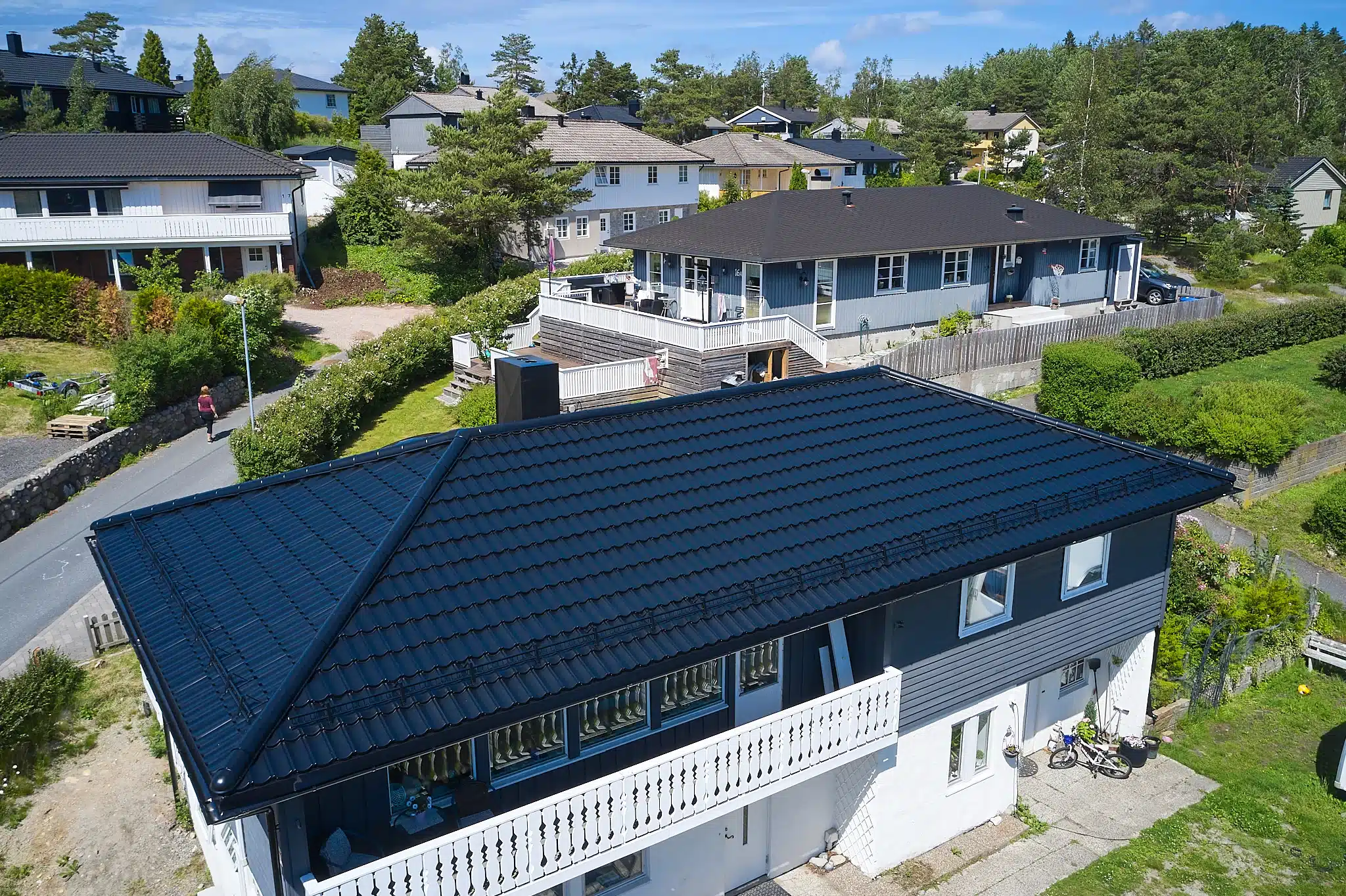 Bilde av et nyvasket sort tak på en bolig